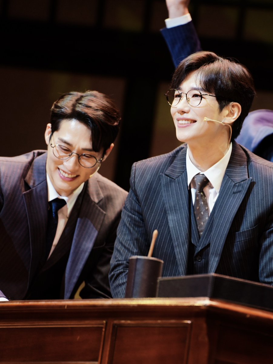 Borgia_2023's tweet image. 251213M 뮤지컬 팬레터 커튼콜

김해진 | #김경수 #배우김경수 
이윤 | #김지철