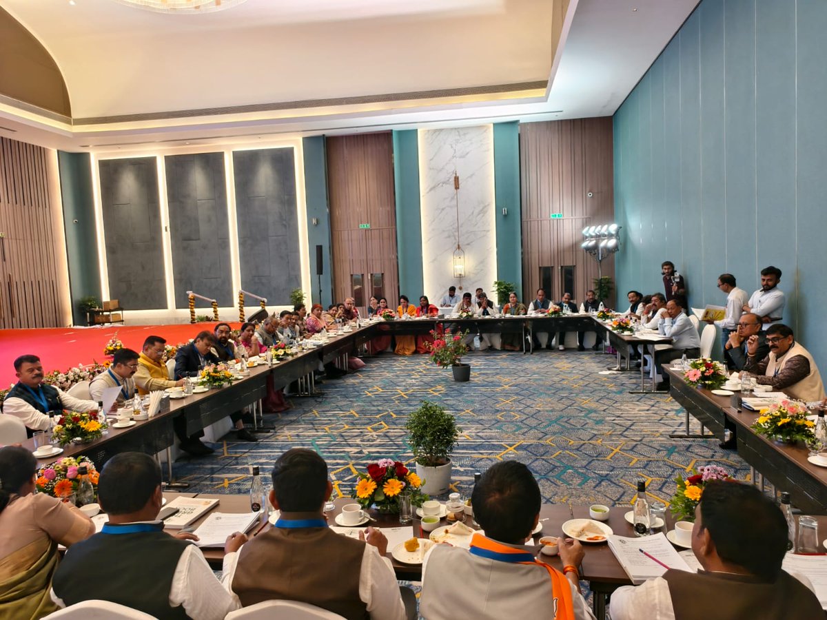 TheDeepakBali's tweet image. सूरत, गुजरात में मेयर कॉउन्सिल ऑफ इंडिया की दो दिवसीय कार्यकारिणी बैठक में अपनी सहभागिता निभाई। इस बैठक में विभिन्न राज्यों से आए हुए कार्यकारिणी के सदस्यों ने हिस्सा लिया। 
#gujarat #sürat
#BJPUttarakhand #NarendraModi #PushkarSinghDhami #DeepakBali