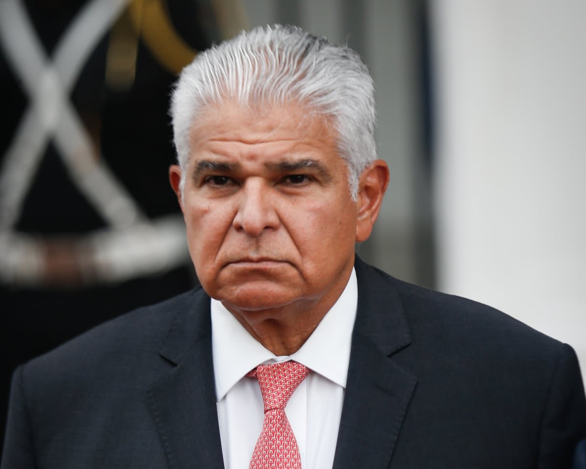 El presidente José Raúl Mulino: “Lamento mucho la muerte en servicio del Capt. PM José Izasa Melo ayer en Caimitillo. A su familia nuestro total apoyo en este duro momento. Paz a su alma”.