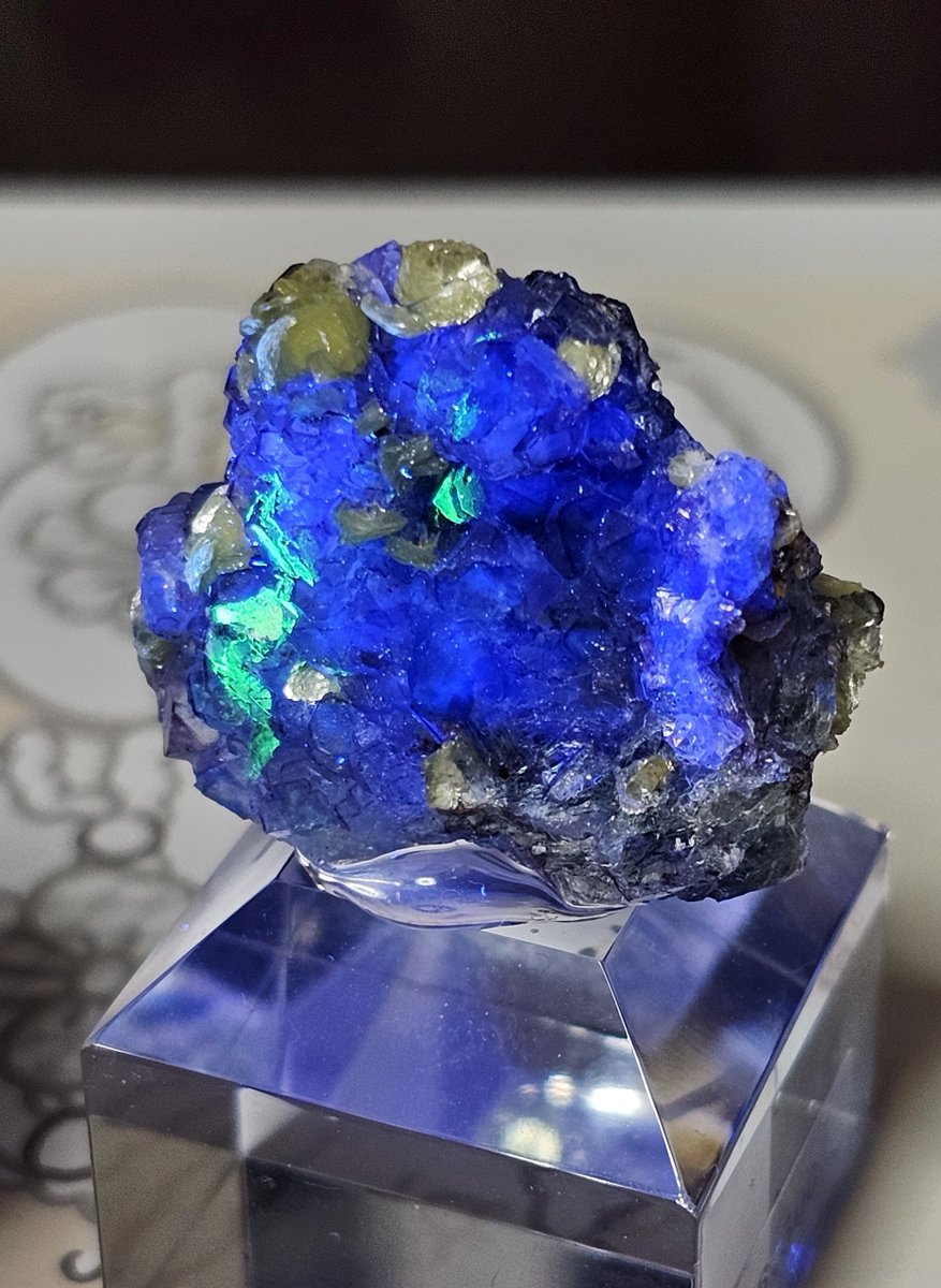 もう入荷なし！ブルーフローライト　専用台座付き　珍しい結晶の穴あり♡ CRYSTAL STAGE (@CRYSTALSTAGE_ )さんから ナミビアフローライト