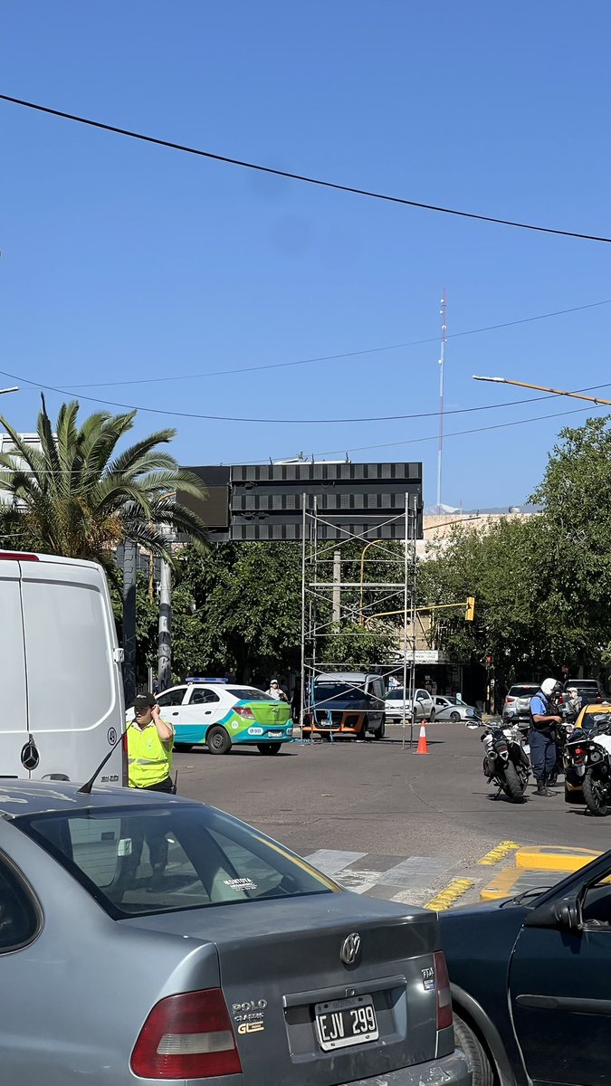 Cortar plena entrada al centro por el nudo vial para hacer trabajos en carteleria . Son buenos para las decisiones los muchachos <a href="/MATIPASCUALETTI/">Matias Pascualetti</a>