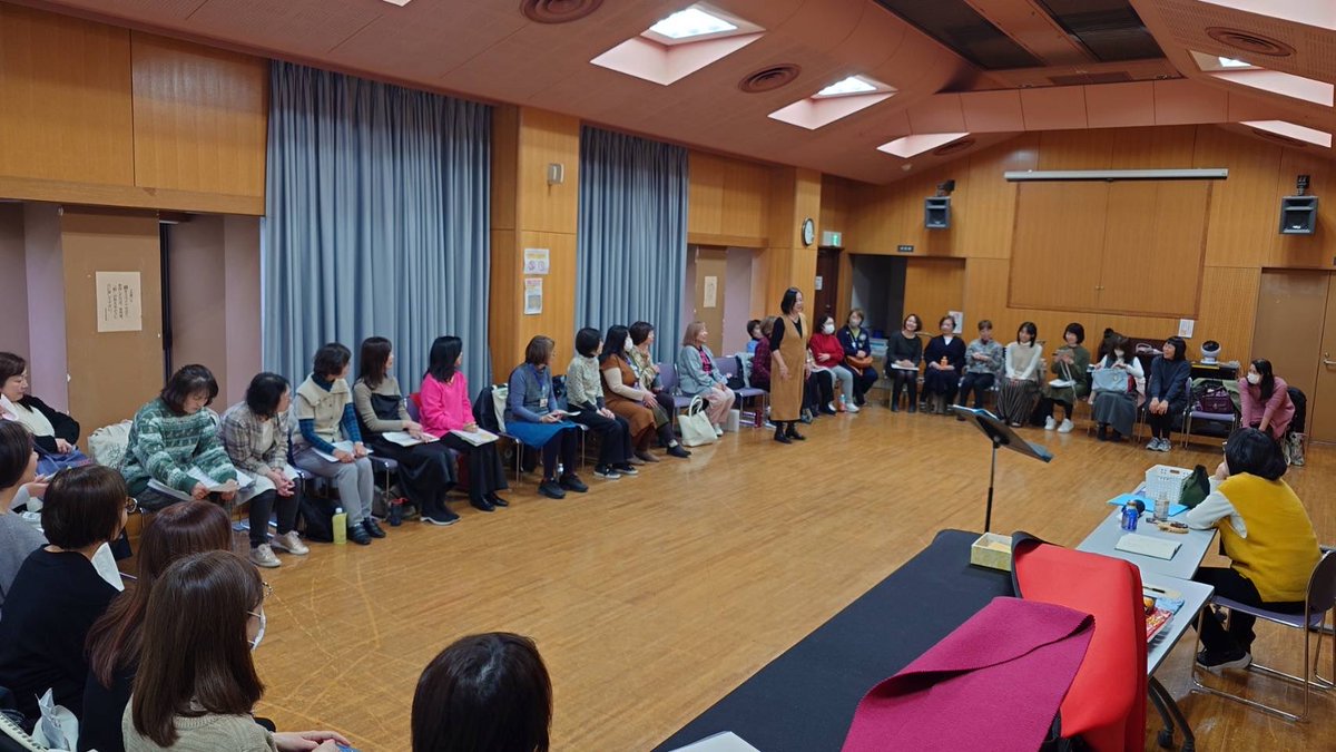 12/13(土)は通常リハでした！
午前はクリスマス会に向けてのチャレンジカルテットのコーチング。
午後はクリスマス曲と新曲(1月の文京区合唱のつどいと3月の女声合唱フェスに向けて)に鋭意取り組みました。
熱いゲストの参加もあり、素敵な3時間でした☆
(Directorは9:30〜17:00まで頑張りました♪)