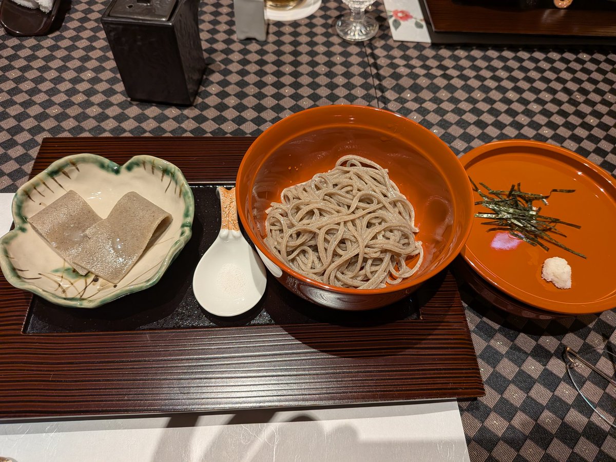 今日は、魚一さんで、十方庵さんと忘年会でした。昔の松江市の茶の湯、和紙の人間国宝の安部榮四郎さん、松江市の民芸運動の中心であった金津滋さんのお話など、多彩なお話を伺いました。美味しい料理と楽しいお話で、有意義な時間でした。