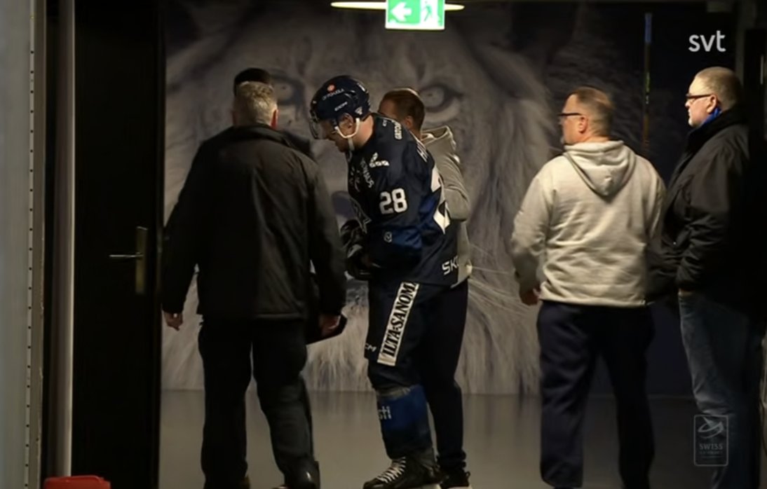 jacobjkpg's tweet image. Nya mardrömsbilder för HV71. Hatakka kliver av skadad.