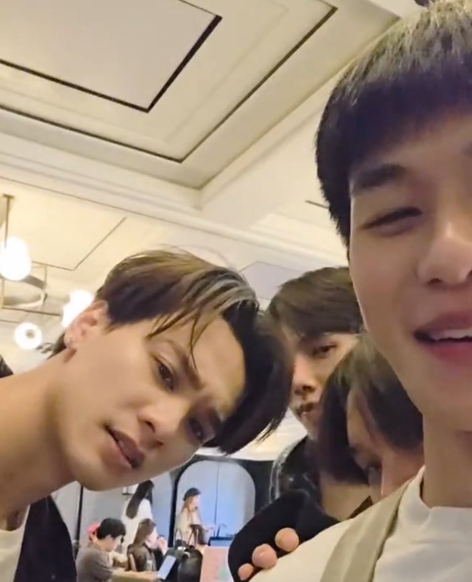 eemarkderyy's tweet image. ผู้ว่าราชการจังหวัดปรากฏในวิดีโอของภรรยาของอาสาสมัครสาธารณสุขหมู่บ้าน ในงานสังคมที่พวกเขาเข้าร่วมเมื่อไม่กี่วันก่อน 

#KengHarit
#ออฟโรด #offroadKTP