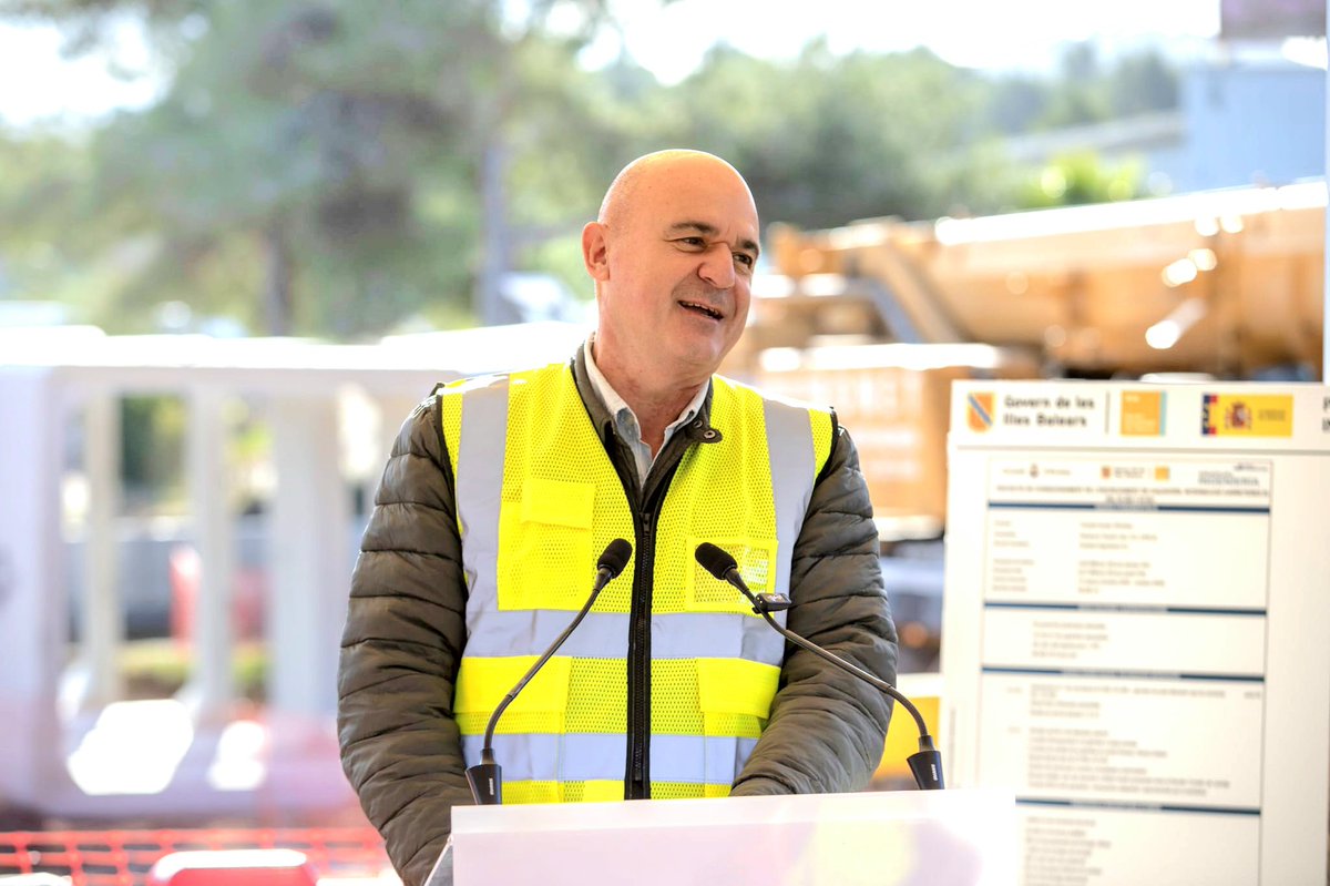 Hoy hemos celebrado el acto simbólico de la primera piedra del nuevo cruce de los Caçadors. 

Comienza el fin del punto más negro de nuestra Red viaria primaria donde confluyen tráficos mayoritariamente de Santa Eulària, Sant Joan y Sant Antoni.