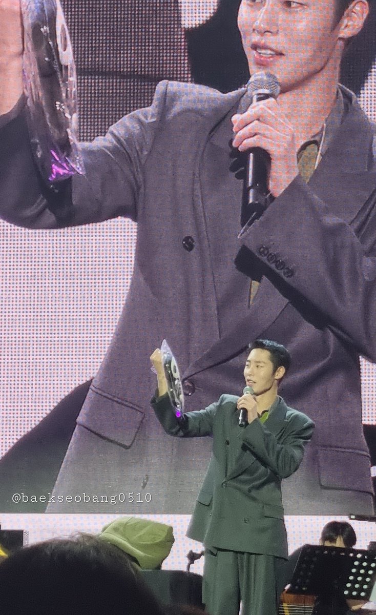 251213 이재욱 팬미팅

키링 샀는데 키링이라기엔 너무 큰 인형(?)이 와버린 사건