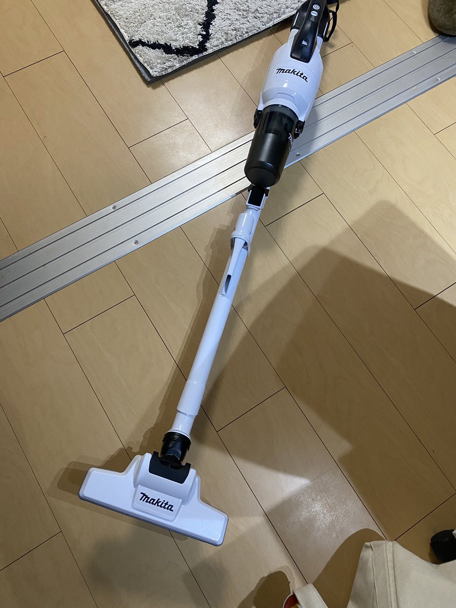 maje17sta's tweet photo. マキタの18v掃除機買った
嫁がコードレスが欲しいって言うもんだから…
いや、音も静かだし転がし音も静かだしアパート暮らしで周り気にしなくて良いレベルに静かで吸引も調整できるし良いよ！

ほんでマキタのインパクト、丸ノコあるからバッテリーも充電器も買わずに済んだ

嫁「マキタってここは現場じゃねんじゃ」って言いながら静かさと吸引力に驚いてる