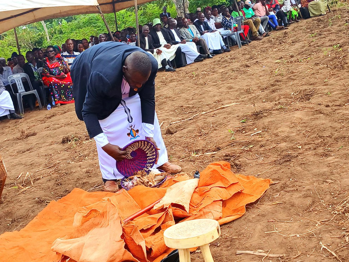 LuukaDistr55961's tweet photo. Omukunganya oghe'kiika kya'baise Nkwanga batyamizibwa ku ikonero okulamula abaise Nkwanga #Egulumaire ,,, #Endhovu @Busoga_Kingdom @KingNadiopeIV @NabwonsoStella https://t.co/rUyhXX0dMT