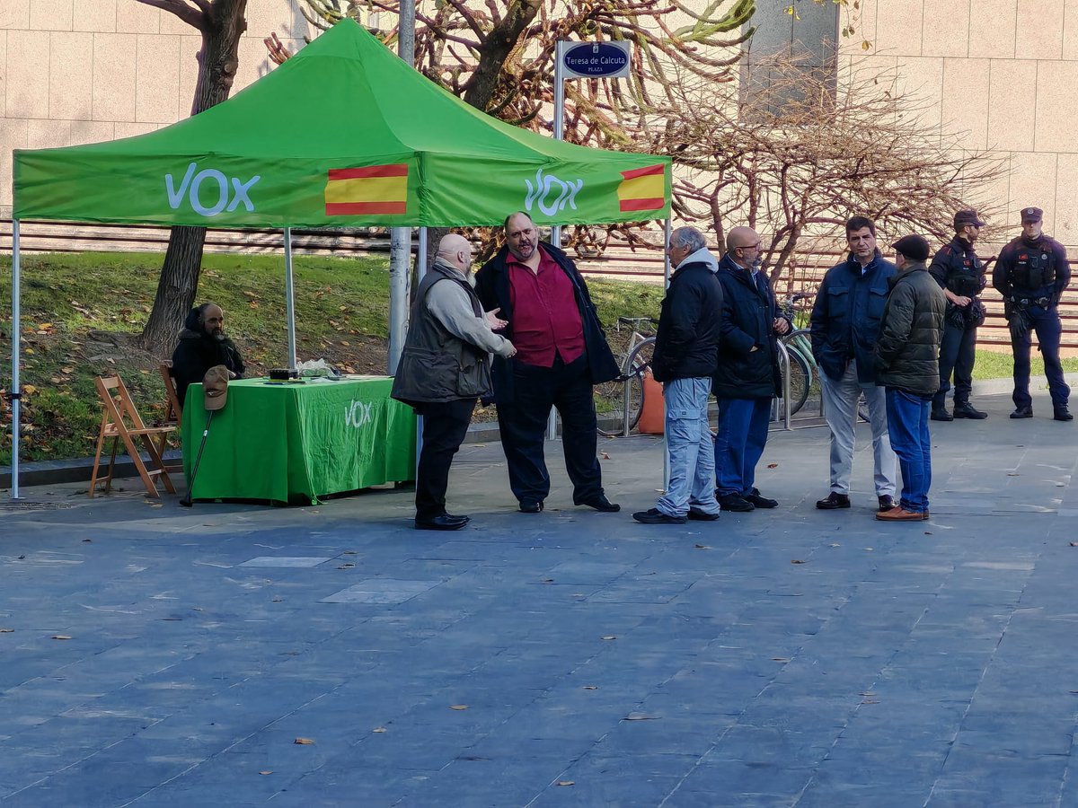 petergana's tweet photo. @vox_guipuzcoa #ExitoTotal de #MI de @vox_guipuzcoa en #Eguia
#SinMiedoANadaNiANadie
Cada vez más ciudadanos se acercan a oir nuestras propuestas en persona
#SabesQueEsVerdad #SoloQuedaVOX @vox_es @vox_vasco @AmaiaMartinez17 @vox_alava @vox_vizcaya @VoxNavarra @que_vox #NosVanAOír https://t.co/pZa7oolXH6