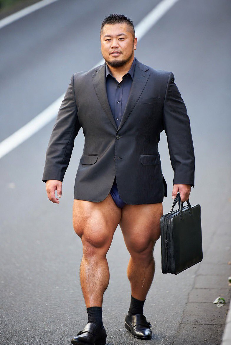 JatingHong's tweet image. 上班族1

如果開始規定不需要穿西裝褲上班😛