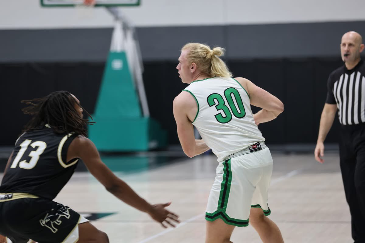 Tyler2Webb's tweet image. Officially a dual sport collegiate athlete.  Quarterback out of basketball retirement.