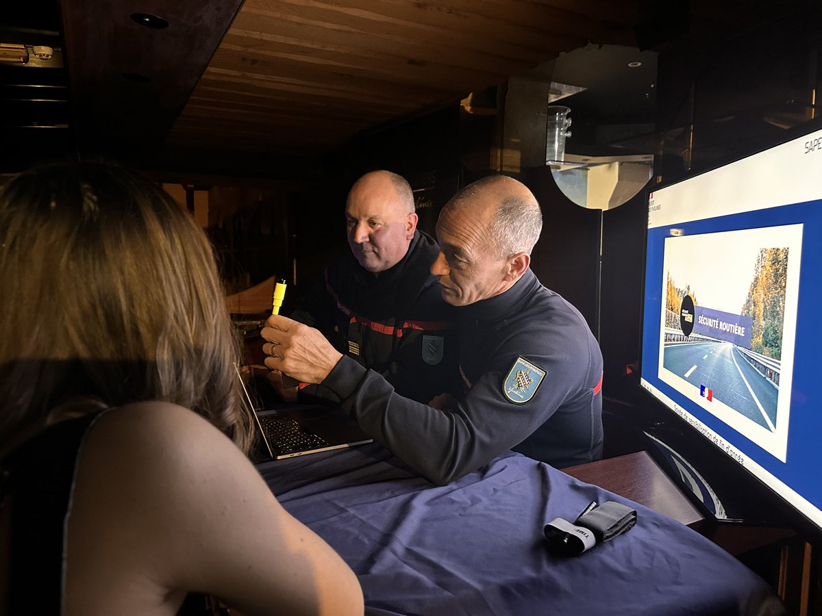 Prefet78's tweet photo. 🚨 Sécurité routière : contrôles et #prévention, un même objectif 

Après les opérations de contrôles renforcés menées sur les routes du département, une action de sensibilisation aux conduites à risques s’est déroulée dans la nuit du 12 au 13 décembre au Pacha Club à Louveciennes.

👉 Cette action s’est tenue en présence du préfet des Yvelines et de la procureure de la République adjointe, aux côtés de l’ensemble des acteurs mobilisés : services de l’État, @PoliceNat78 , @pompiers78 et @ADPC78.

🎯 Objectif : responsabiliser les usagers, en particulier les jeunes et les clients de l’établissement, notamment :
• face aux comportements à risque (alcoolisation excessive, conduite sous l’emprise de substances),
• sur l’anticipation du retour de soirée, en rappelant un principe essentiel : #SAM, celui qui conduit, c’est celui qui ne boit pas.

👉 Ateliers pédagogiques, démonstrations, exposition « choc » et échanges avec les services de l’État ont permis de rappeler un message clair : sur la route, nous sommes tous responsables.

Les comportements dangereux sont irresponsables et mettent en danger sa propre vie comme celle des autres.
🫵 Évitons de nouveaux drames.

@RoutePlusSure