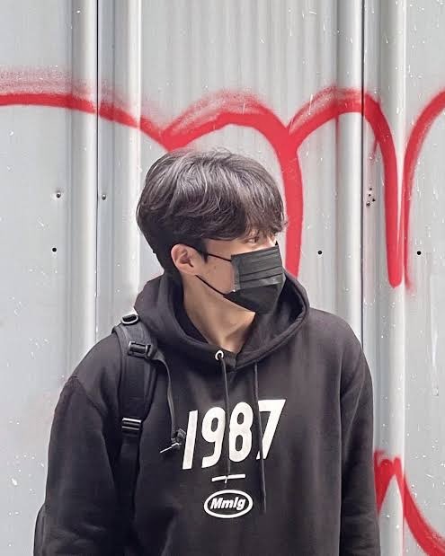 koffwhitesecond's tweet photo. Mmlg HOODIE ☆ สีดำสกรีนฟร้อน น้องสีดรอปลงเล็กน้อยโดยรวมยังดำนะคับ สกรีนไม่แตก ไอดอลเกาใส่กันเยอะคับ 9/10
♡ อก48 ยาว27
♡ 380 บาท ส่งฟรี
#สเวตเตอร์เกาหลี #ส่งต่อเสื้อผ้ามือสอง #ส่งต่อstylist #ตลาดนัดENHYPEN #พรีออเดอร์เกาหลี #mmlg https://t.co/39RjjtQ5eu
