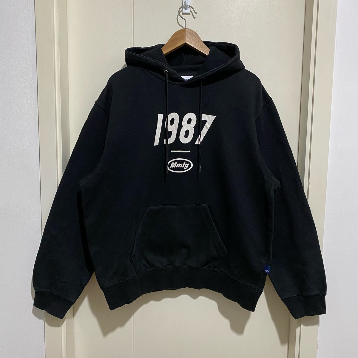 koffwhitesecond's tweet photo. Mmlg HOODIE ☆ สีดำสกรีนฟร้อน น้องสีดรอปลงเล็กน้อยโดยรวมยังดำนะคับ สกรีนไม่แตก ไอดอลเกาใส่กันเยอะคับ 9/10
♡ อก48 ยาว27
♡ 380 บาท ส่งฟรี
#สเวตเตอร์เกาหลี #ส่งต่อเสื้อผ้ามือสอง #ส่งต่อstylist #ตลาดนัดENHYPEN #พรีออเดอร์เกาหลี #mmlg https://t.co/39RjjtQ5eu
