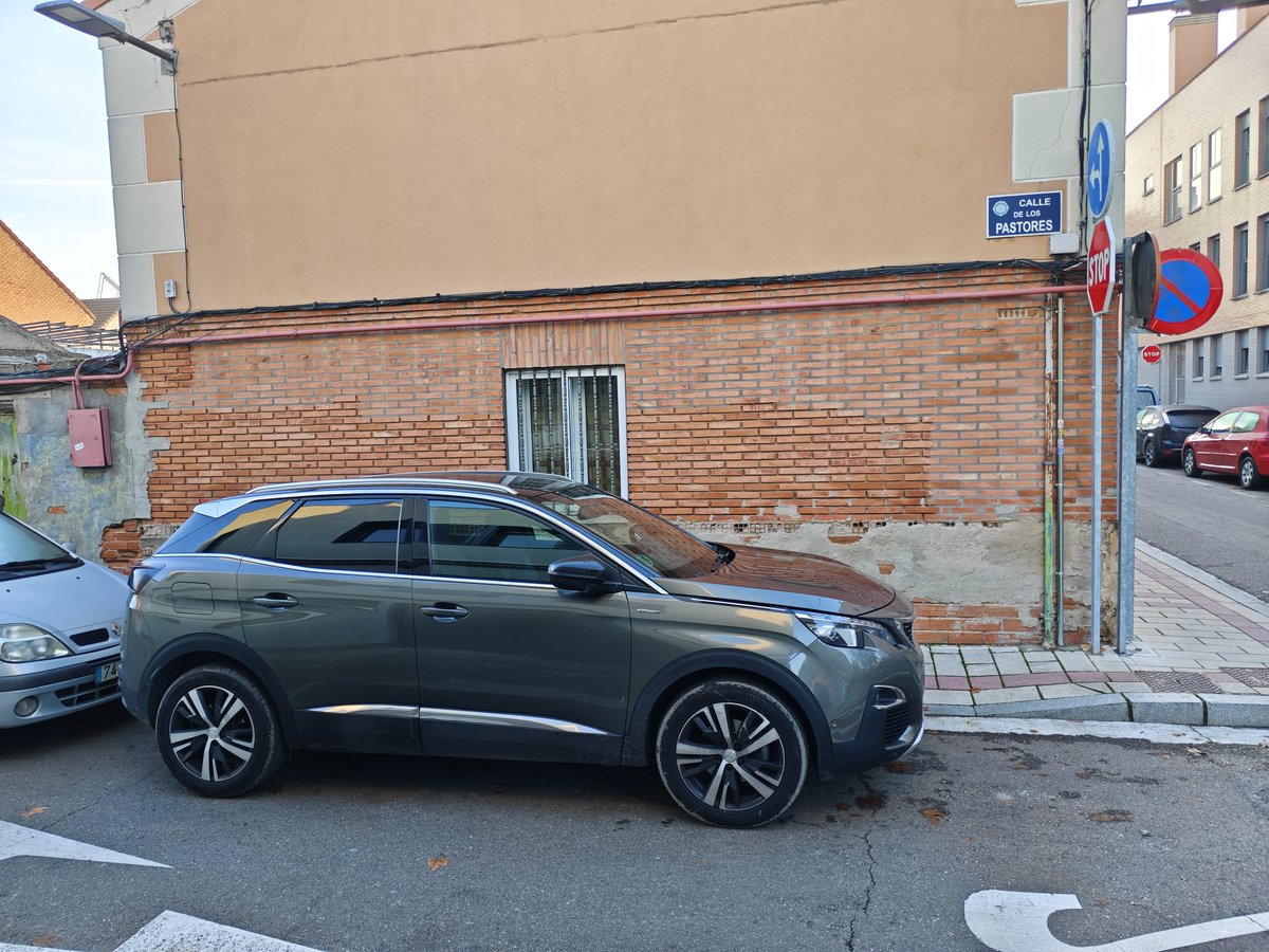 rafamoron's tweet photo. @PoliciaMV al parecer no todo el mundo siente la magia de la Navidad... Y considera que los rebajes de las aceras no son para las sillas de ruedas y carros, sino parking VIP... Curiosamente los días de colegio que estáis por aquí, se respetan :) https://t.co/i4Tlv6nLSC