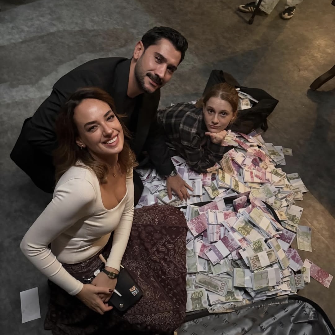 DiziciBagyan's tweet photo. Seda Bakan, Uğur Güneş, Ahsen Eroğlu ✨

#RüyaGibi https://t.co/vJUjwm9AB8