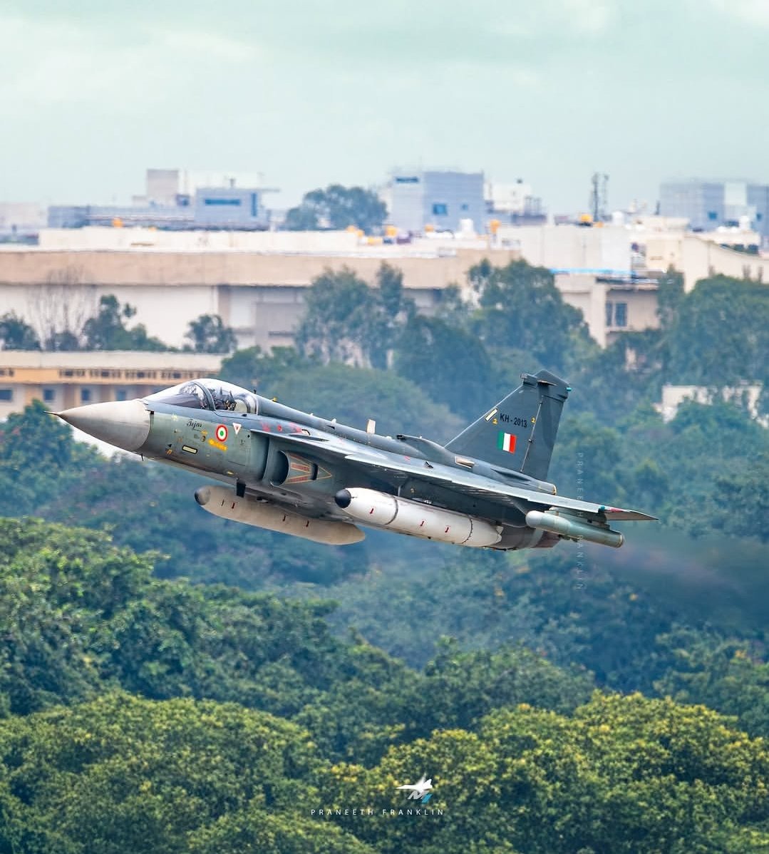 DefenceDecode's tweet photo. Recent 📷of LCA Tejas LSP3 with DRDO Advanced Self Protection Jammer (#ASPJ).
Unlike frontline Mk-1 aircraft, #LSP3 is dedicated to flying experimental sensors, pushing new EW algorithms, and validating critical power, cooling, and EMI/EMC margins.
📷 @Praneethfrank https://t.co/rzFpsV5Axi