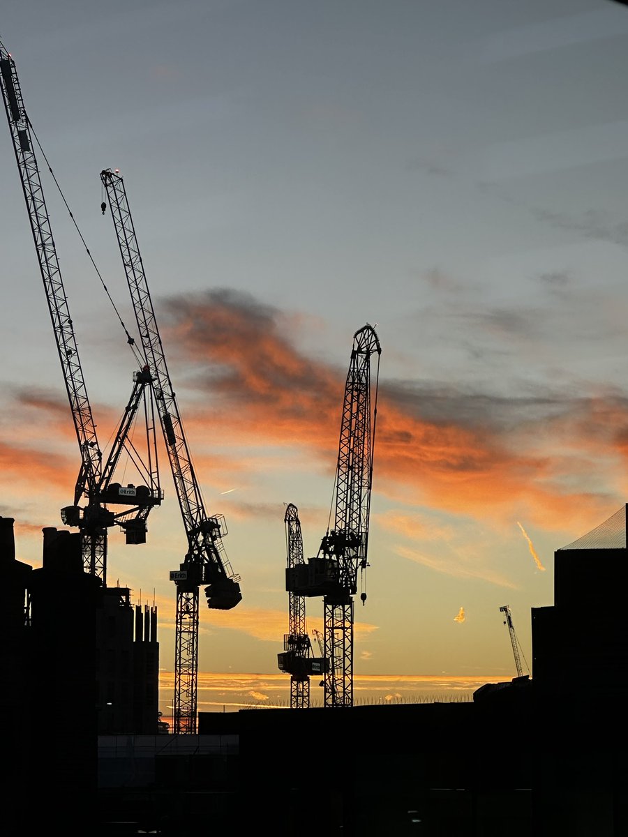 RobiMangia's tweet image. Cranes cast shadows over  #Mayfair at sunrise 🌅 #London remembers its history and builds towards its future.