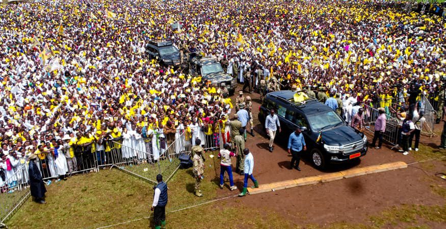 KagutaMuseveni's tweet photo. Fresh from the Thanksgiving service yesterday where we prayed for our nation, I went to Kagadi District this afternoon. I presented the NRM Manifesto, outlining the seven contributions the NRM has made to the House of Uganda over the last 40 years. I thanked the religious leaders for working together to unite our people and cautioned against sectarianism, which adds nothing to national development.

I emphasised wealth creation. Those with small land should use intensive farming through the four-acre model, while those with large land should focus on tea, ranching and cotton. On jobs, I reminded them that talent and skills create employment. Before colonial administration jobs, our people relied on their skills. That is why I pledged to establish another skilling hub in southern Bunyoro, since Masindi is too far.