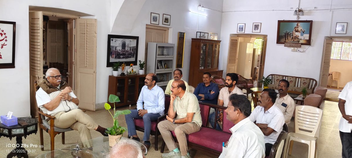 విజయనగరం,
 అశోక్ గారి బంగ్లా,
తేది.13.12.2025.
అశోక్ గారు బంగ్లాలో గోవా గవర్నర్ హానరబుల్ శ్రీ పూసపాటి అశోక్ గజపతిరాజు గారిని మర్యాదపూర్వకంగా కలిశారు.
#Vizianagaram
#AshokGariBungalow
#KalisettiAppalanaidu
#GoaGovernor
#PusapatiAshokGajapathiRaju
#CourtesyMeeting
#RespectfulMeet