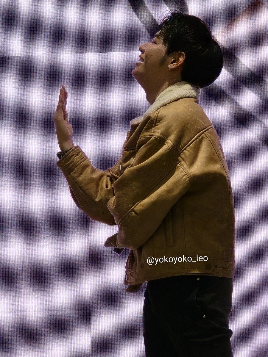 yokoyoko_leo's tweet photo. リズミカルあっち向いてホイで上を指しながら自ら上向くSingto😂
#SingtoWarmWinterinShanghai
#SingtoFansign
#SingtoPrachaya https://t.co/h2mdJmmn2F