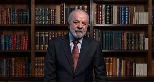 Eduardo Bolsonaro disse que não conhecia ninguém que tivesse conseguido retirar as sanções da Lei Magnitsky. Aí, o 'anão diplomático' do Lula foi lá e retirou. Eles não cansam de passar vergonha.