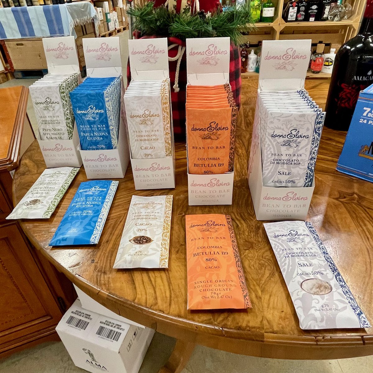 casadeltequila1's tweet photo. Frohe Weihnachten! 🎄 Öffnungszeiten über die Festtage - https://t.co/6npHVpAmz5
Neuheiten!
Rum &amp; Gin aus Sizilien
Donna Elvira Cioccolato di Modica.
*
*
#Weihnachten
#Öffnungszeiten
#Festtage 
#Sizilien
#Modica
#Cioccolato
#onlineshop
#DonnaElvira
#Distilleria
#Alma https://t.co/TmdqqF73Jw