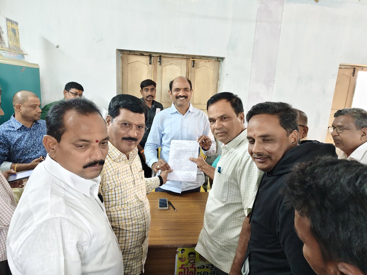 మన రాష్ట్ర ముఖ్యమంత్రివర్యులు <a href="/ncbn/">N Chandrababu Naidu</a> గారు ఆదేశాలు ప్రకారం వారి క్యాంపు కార్యాలయంలో  ప్రజల సమస్యలపై"ప్రజా దర్బార్" నిర్వహించి ప్రజల నుండి వచ్చిన వినతలను స్వీకరించి తక్షణ పరిష్కారం కొరకై సంబంధిత అధికారులతో మాట్లాడి ప్రజల సమస్యల పరిష్కారానికి కృషి చేశారు.
#PrajaDarbar
#PeopleFirst