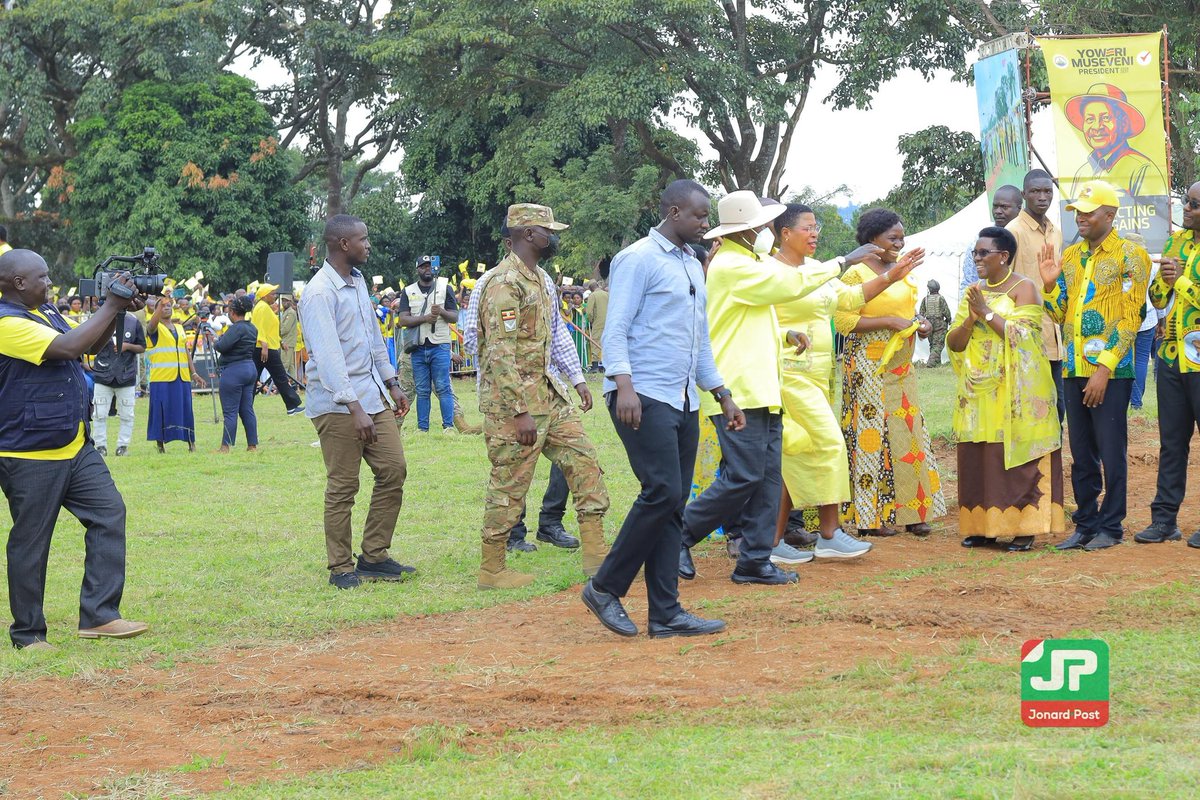 nrmwesternug's tweet photo. #KIKUUBE_DISTRICT:- Excitement continues to build up as H.E. Yoweri Kaguta Museveni President of the Republic of Uganda and the presidential candidate of the NRM party arrives to a warm and enthusiastic reception from residents and NRM leaders in Kikuube.

Thousands gathered early to witness the historic moment, expressing optimism and renewed commitment to socio-economic transformation through the government’s empowerment programs.

The President H. E @KagutaMuseveni is rallying for support through engaging with local leaders and communities as part of his official campaign visit, focusing on the call to preserve the prevailing peace and embarking on wealth creation under the NRM government proven programs.

#ProtectingTheGains
@AhmedKayiira @Analyst_emma @ykyabalongo @BavuleOfficial @EverestBushara @job_matua 
@AaronKaviiri @KemiKainerugaba 
@Hon_Banurapeter @HonNatumanya 
@StephenAseera