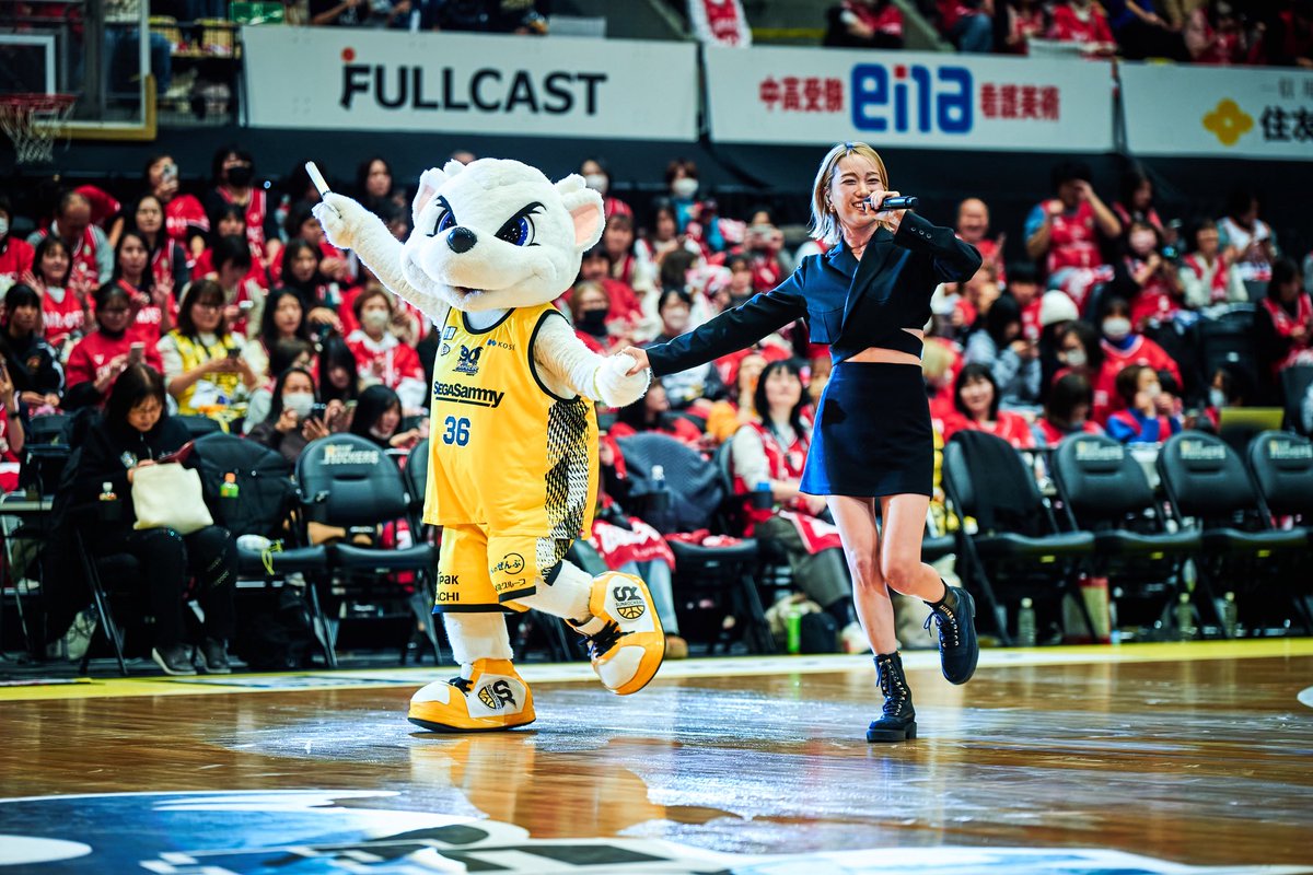 TokyoSunrockers's tweet photo. 本日のハーフタイムゲストは、「KIMIKA」さんにご出演いただきました👏

素敵な歌声に、会場が魅了されました💭

ご出演ありがとうございました✨✨

#サンロッカーズ渋谷　#Ｂリーグ
@xiahmin16 https://t.co/mdHiPrmD1O