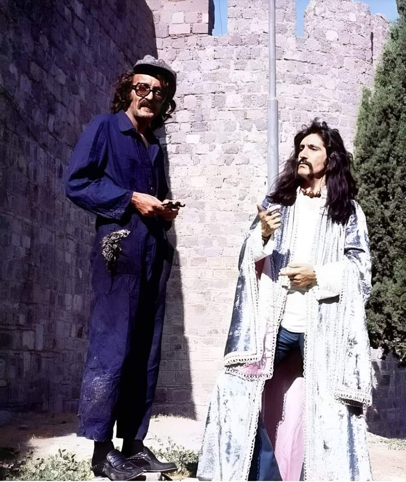 Kürdistan'ı İndiren Cem KARACA

Cem KARACA 1980 döneminde Türkiye'den Almanya'ya kaçar.Burada işçilerin ve gurbetçilerin katıldığı konserler ile hayata tutunur. Ve o zamanlar maddi açıdan ciddi sıkıntıdadır.Bir konser bile önemlidir yani hayatını idame ettirebilimesi için ve