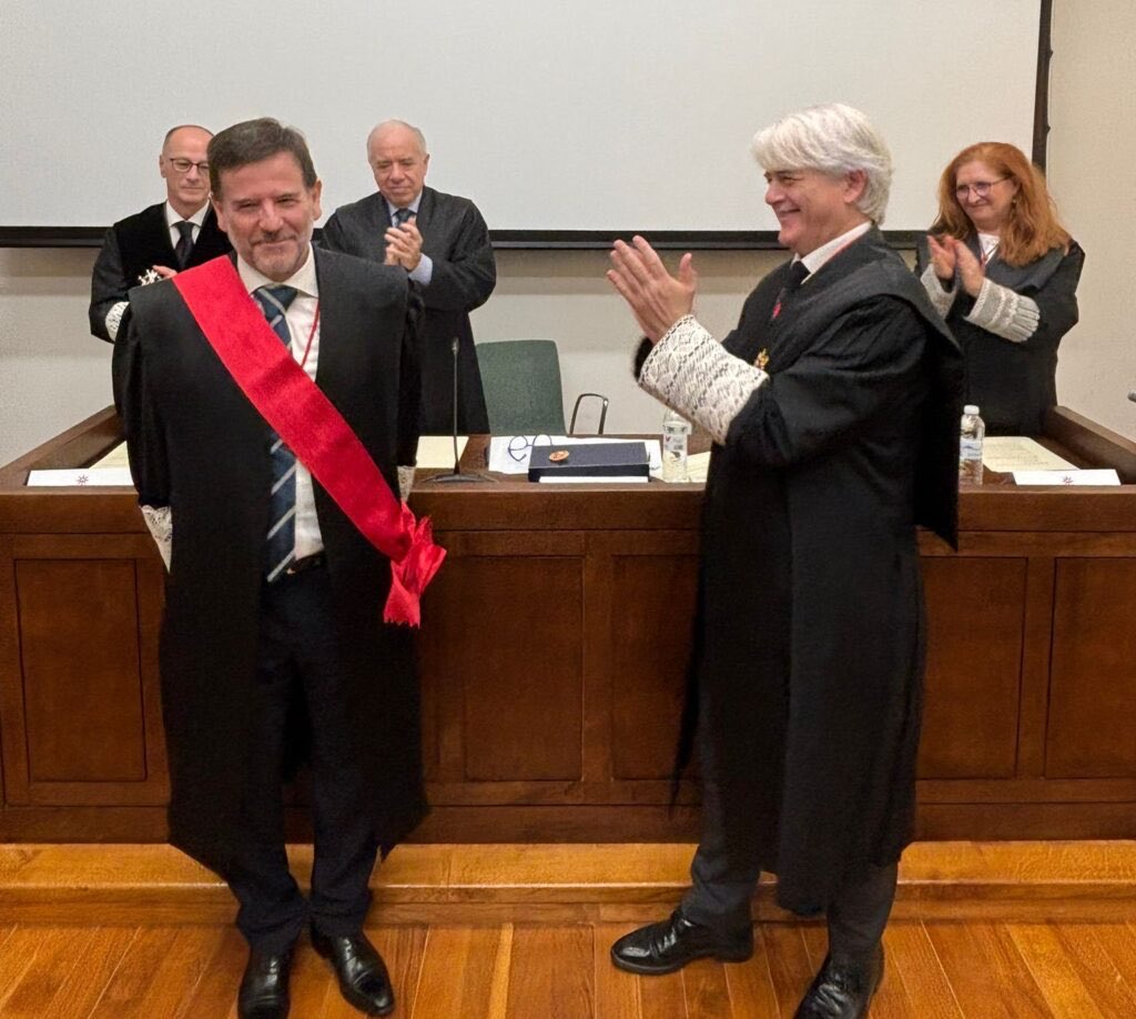 El presidente del Consejo General de la Abogacía Española, <a href="/SGMSALVADOR1/">SALVADOR GONZALEZ</a>, ha impuesto hoy la Gran Cruz al Mérito en el Servicio de la Abogacía a Bernardo Lacarra, decano del Colegio de Abogados de Estella-Lizarra.
¡Enhorabuena!

abogacia.es/actualidad/not…