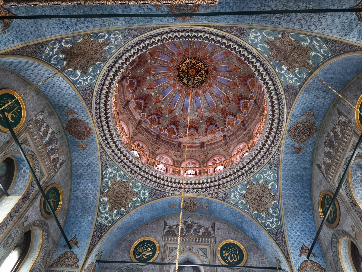 sinvebe's tweet photo. Bu kadar mı yakışır bir kubbeye albayrağımız.. İnci gibi parlıyor Aksaray'ın ortasında https://t.co/A0HezLA06a