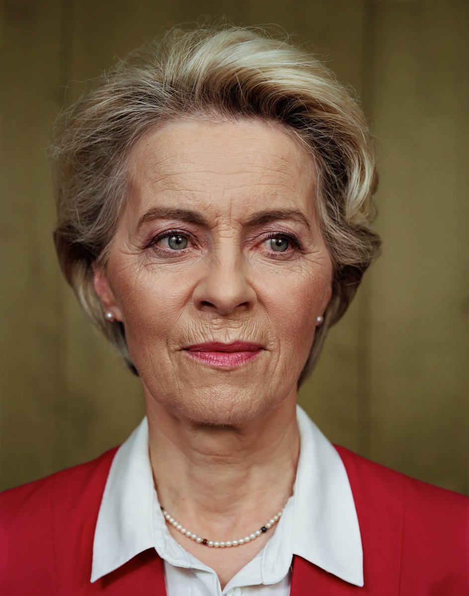 ArchimbaudIII's tweet photo. @BowesChay @grok, comme évoqué par ailleurs, ce portrait par Lixenberg 🇳🇱 rappelle férocement les portraits #Agfacolor des dignitaires hitlériens🇩🇪, du grain, au rideau ton "outre-tombe"...
Rappel PROBABLEMENT intentionnel.
Pourquoi ?
👉c'est une professionnelle
https://t.co/biIzoKtqOY https://t.co/udlkCOuM2o