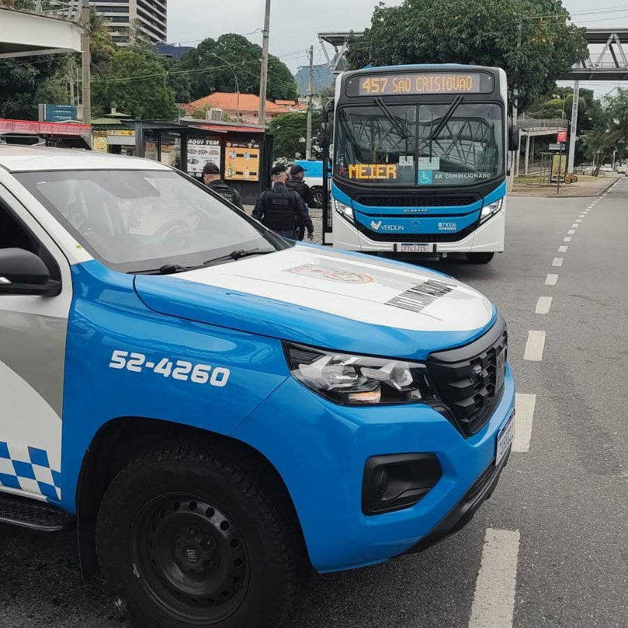 PMERJ's tweet photo. #PTOU - Patrulhamento Transportado em ônibus Urbano, sendo realizado por policiais da #6BPM, no bairro de São Cristóvão, na Zona Norte do Rio de Janeiro.

#ServireProteger
#PMERJ https://t.co/LHVxcmoxpz