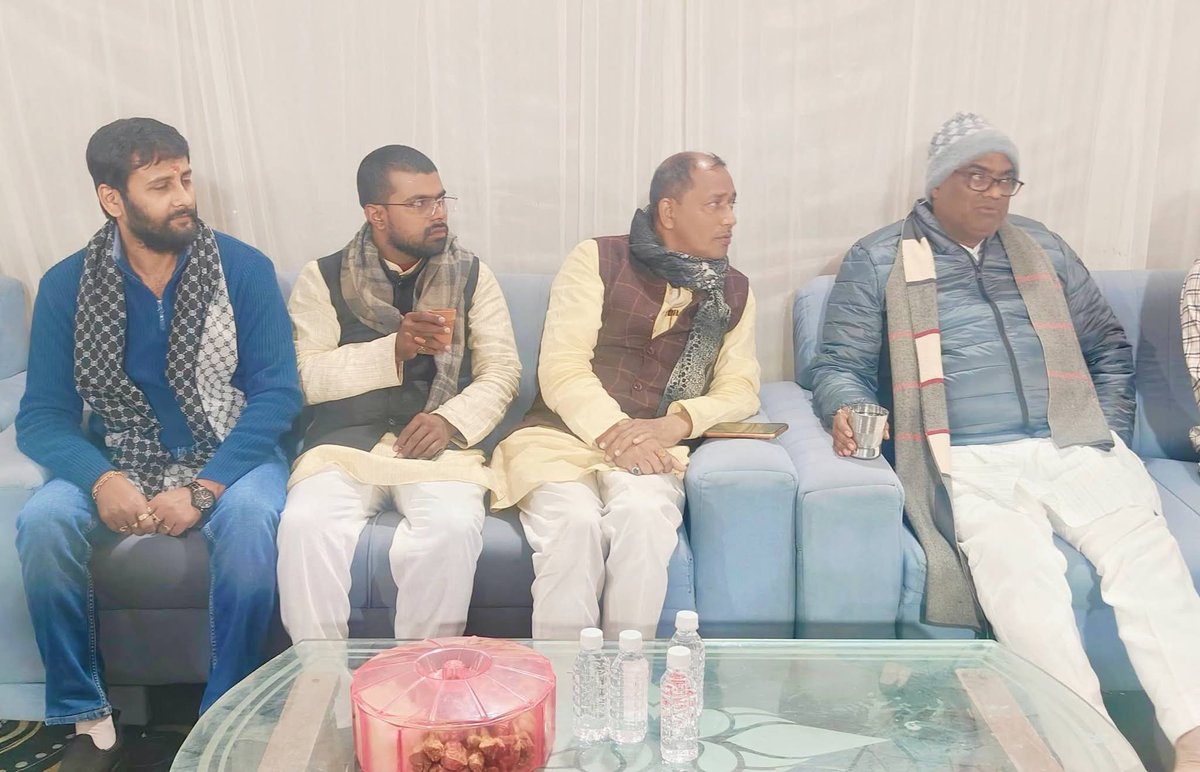 NitishKumarDu17's tweet photo. उत्तर प्रदेश सरकार में राज्य मंत्री (स्वतंत्र प्रभार) आदरणीय श्री @girishyadavbjp जी के पूज्य पिता श्री सवधू यादव के निधन के पश्चात उनके गांव समसपुर पनियरिया थाना सरायख्वाजा जिला जौनपुर पहुंचकर भावपूर्ण श्रद्धांजलि अर्पित किया..!! https://t.co/ba2GG5Aj8J