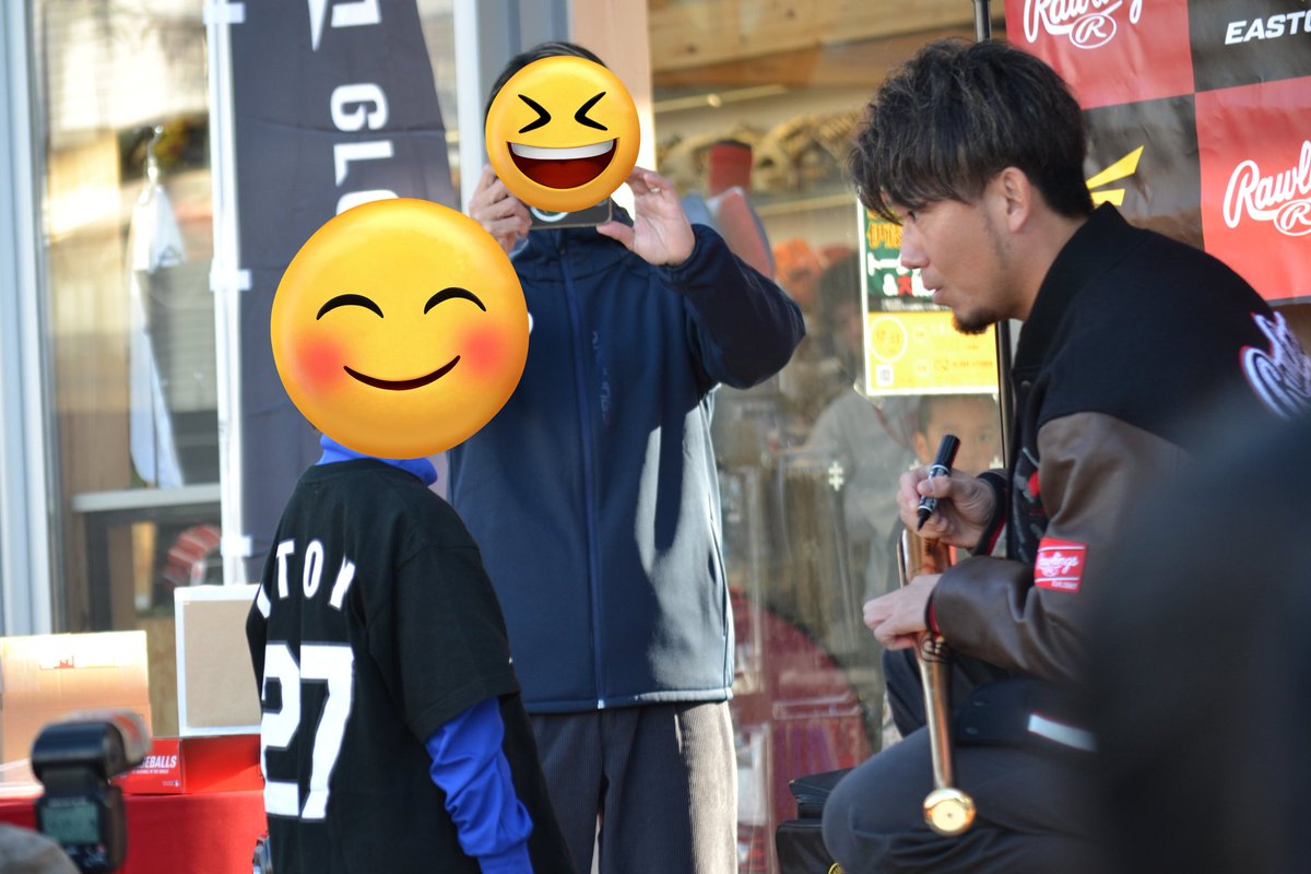 sadamasashirito's tweet photo. もらうべき少年がもらえて、うれしいよ！
少年よ野球がんばって👍

お父様の後ろで写真撮ってた者です。
ご連絡いただければ写真送りますよ！
#金色バット
#伊藤将司
#GLOVESTUDIO https://t.co/6wB4dcxyMM