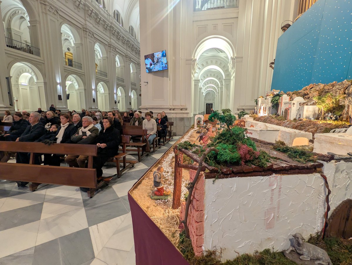 ParroquiaBorja's tweet photo. Ayer se bendijo nuestro Belén 2025-2026 y estas fueron unas fotos del momento

Gracias a @cabrerasj que ofició este acontecimiento

Les invitamos a todos a ver y adorar nuestro Belén en la iglesia San Francisco de Borja

Horarios: 
Sábados: 20:00h 
Domingos de 11:00 - 21:00 h https://t.co/fDK3aNgDTA