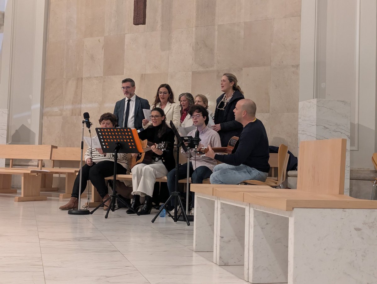 ParroquiaBorja's tweet photo. Ayer se bendijo nuestro Belén 2025-2026 y estas fueron unas fotos del momento

Gracias a @cabrerasj que ofició este acontecimiento

Les invitamos a todos a ver y adorar nuestro Belén en la iglesia San Francisco de Borja

Horarios: 
Sábados: 20:00h 
Domingos de 11:00 - 21:00 h https://t.co/fDK3aNgDTA