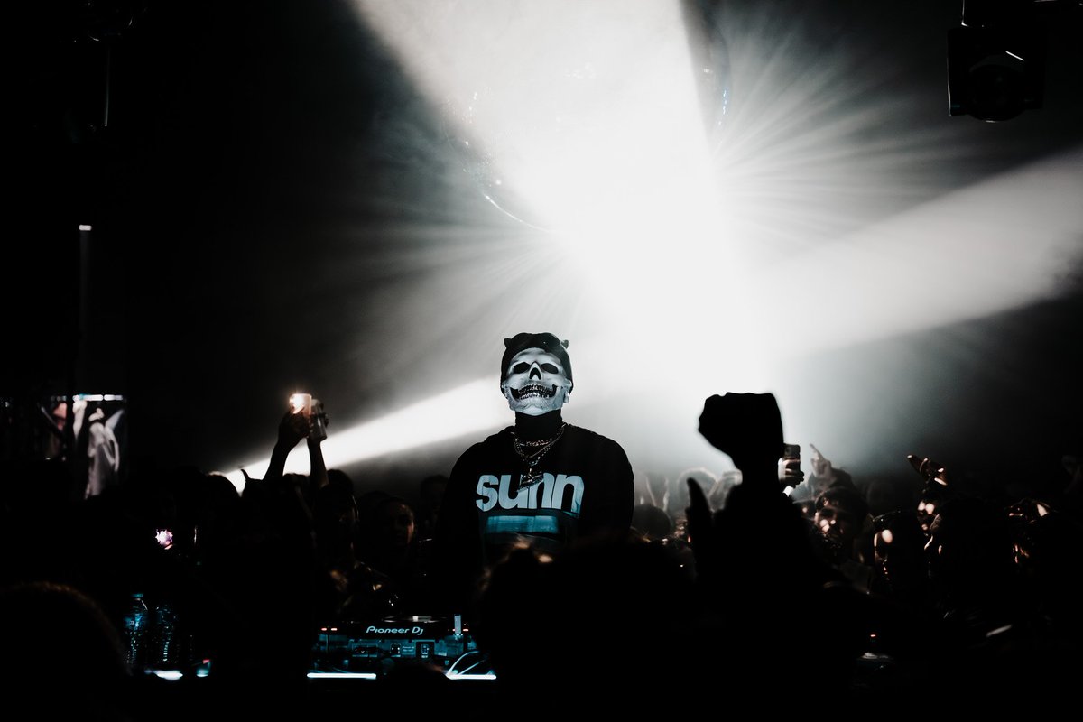 Hands UP électro tweet media