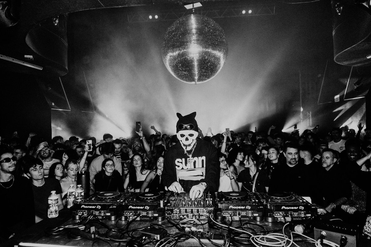 Hands UP électro tweet media