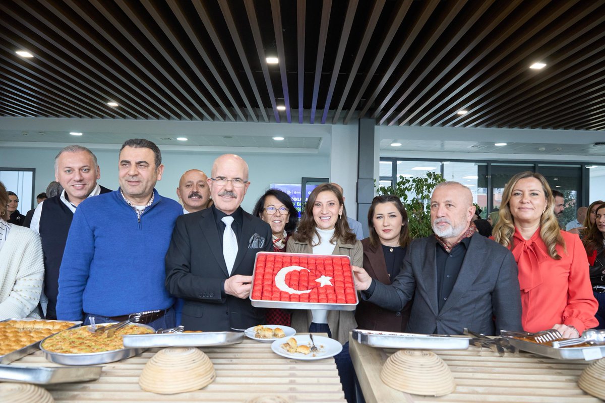 Bugün, Enstitü İstanbul İSMEK’in, BAKTAD iş birliği ve İTO desteğiyle düzenlediği 3. Kadınlar Arası Ev Baklavası Yarışmasındaydım.

Birbirinden lezzetli baklavaları deneyimlemek ve kadın emeğinin ustalıkla buluşmasına tanıklık etmek gerçekten çok keyifliydi.

Yarışmada dereceye