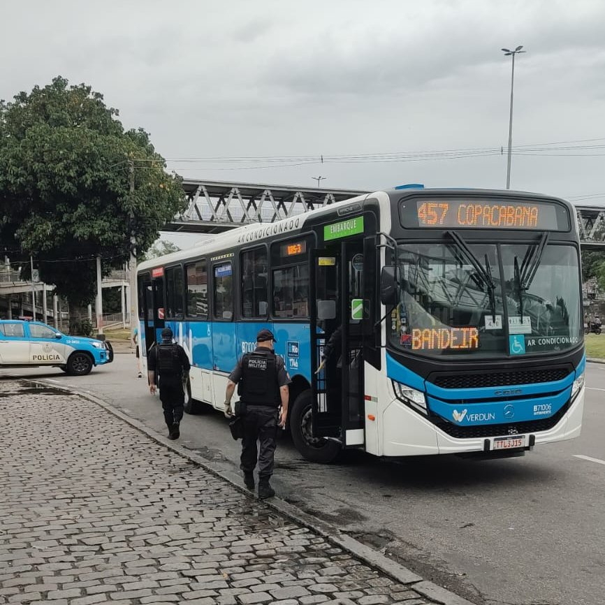 PMERJ's tweet photo. #PTOU - Patrulhamento Transportado em ônibus Urbano, sendo realizado por policiais da #6BPM, no bairro de São Cristóvão, na Zona Norte do Rio de Janeiro.

#ServireProteger
#PMERJ https://t.co/LHVxcmoxpz