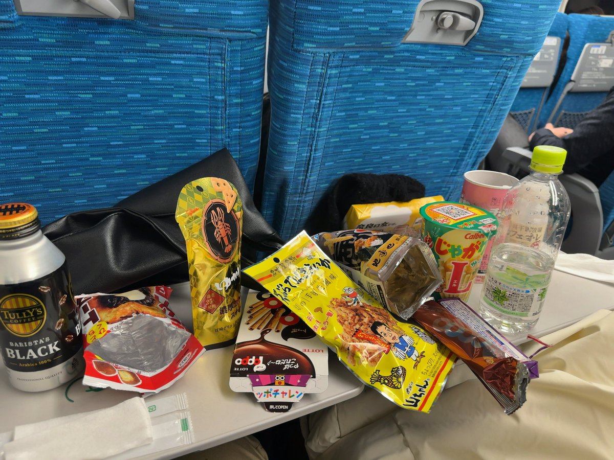 hikun1969's tweet photo. 東京向かってます🚄
…いや、どんだけ食うねん笑 https://t.co/tUx4mGCvuM