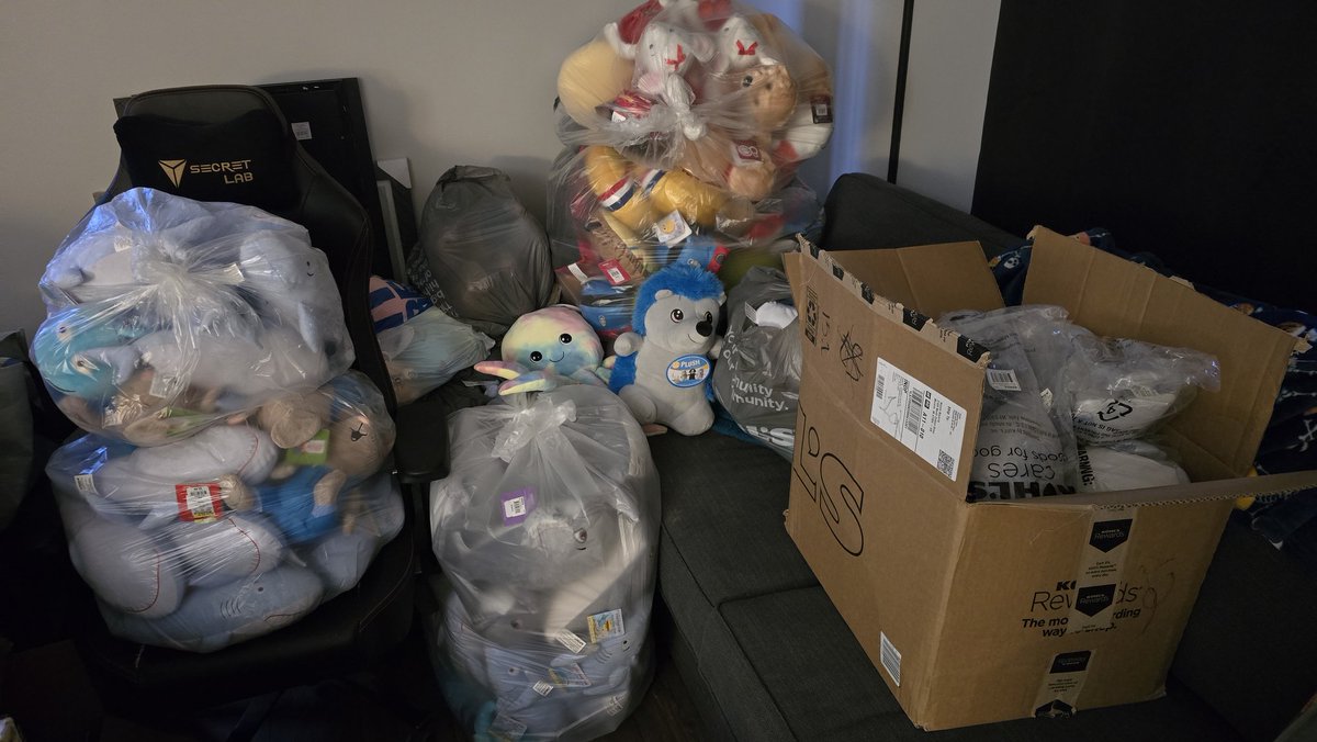 It's the moooost wonderful tiiiiime of the yeeeeear! 🐼🐻🐻‍❄️🐨✨️ Counting down the hours to the <a href="/IndyFuel/">Indy Fuel</a> Teddy Bear Toss! I'm glad some of my group took 5 trash bags of plushes already. 😬 #teddybeartoss