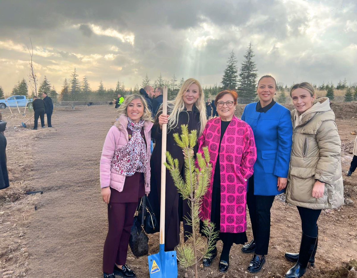 📍 Türk Dünyası Hatıra Ormanı

Türk Devletleri ile İlişkiler Başkanlığımızın 81 il, üç kademe buluşması kapsamında ilk olarak Ankara’mızda “Türk Dünyası Hatıra Ormanı” oluşturduk. 

Cumhurbaşkanımızın Sayın <a href="/RTErdogan/">Recep Tayyip Erdoğan</a>’ın başlattığı Yeşil Vatan Seferberliğine de destek amacıyla