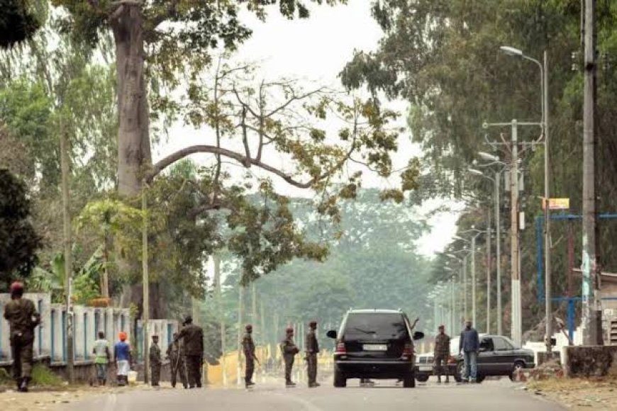 richard_muyej's tweet photo. Destruction de la résidence du Président honoraire Joseph Kabila Kabange : condamnation et profonde inquiétude.

Je suis profondément choqué par l’accumulation d’actes d’hostilité, d’injustice et de stigmatisation visant le Président honoraire Joseph Kabila Kabange. Aucun esprit rationnel ne saurait comprendre, encore moins tolérer, cette dérive préoccupante qui s’apparente à une campagne de déshumanisation et de destruction symbolique. Ces actes constituent une grave atteinte aux principes de l’État de droit et ternissent l’image de l’élite politique ainsi que celle de l’ensemble de la République. 

Ces scènes regrettables s’ajoutent à une série de pratiques qui continuent d’éroder le prestige du pays de Lumumba. Le Congo traverse une crise profonde, multiforme, où le mal se manifeste aussi bien sur le plan moral, politique qu’institutionnel. Si j’ai, par le passé, dénoncé l’aveuglement que peut engendrer l’opulence face à la souffrance du peuple, je constate aujourd’hui qu’elle nourrit également une illusion de toute-puissance et de réussite au sommet de l’État. Lorsqu’elle se traduit par le mépris et l’arbitraire, cette posture devient particulièrement inquiétante. Je condamne. 

Dans cette même dynamique, la province du Katanga endure une situation de plus en plus alarmante. Les dénonciations relatives à un processus accéléré de domination politique et économique y sont persistantes : leaders inquiétés ou persécutés, populations locales se sentant marginalisées sur leurs propres terres, insécurité débordante et un sentiment de frustration collective atteignant un niveau critique. Les princes et princesses de la dynastie régnante s’y livrent sans retenue, pillant et détruisant systématiquement le tissu économique.

Dès lors, des interrogations légitimes émergent quant à la sincérité de l’appel à la cohésion nationale lancé par le Président de la République. Il convient de rappeler, avec responsabilité et lucidité, que l’ancrage territorial et historique du Président honoraire Joseph Kabila est une réalité connue de tous, qu’aucune mise en scène politique ou démonstration de force ne saurait effacer.

Joseph Kabila, Moïse Katumbi, le pasteur Mulunda, parmi tant d’autres figures politiques et sociales du Katanga Ciblées, ainsi que des officiers supérieurs détenus sans jugement et des jeunes Katangais déplacés brutalement vers des destinations inconnues, illustrent un climat de crispation extrême. 

Le Katanga saigne et s’éloigne dangereusement du consensus national. À ce stade, il serait illusoire de croire que des opérations de communication ou des gesticulations ponctuelles puissent apaiser une crise aussi profonde. Je m’inquiète.

Tenter d’écarter le projet du dialogue sincère ( ECC-CENCO), au profit de la démonstration de force, sans signaux d’apaisement ni perspective d’espérance collective, relève d’une stratégie politiquement périlleuse.

Chaque acte d’injustice posé aujourd’hui constitue un germe de ressentiment pour demain et alimente un cycle de violences dont les conséquences pourraient être irréversibles. Je préviens .

Si l’orgueil politique conduit à ignorer la souffrance réelle du peuple congolais, alors il faut le dire avec gravité : la stabilité et l’avenir même du Congo sont sérieusement menacés.