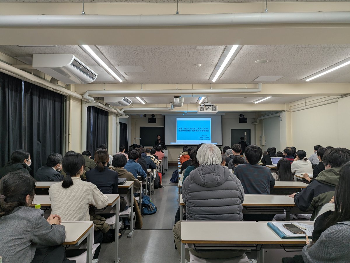 今日と明日は山梨大学・筑波大学・信州大学・静岡大学の4大学が連携する修士学生の山岳科学プログラムの学術集会です。プログラム生が口頭やポスターで成果発表を行いました。修士学生と教員が150名ほど参加して、熱心に議論を交わしました！