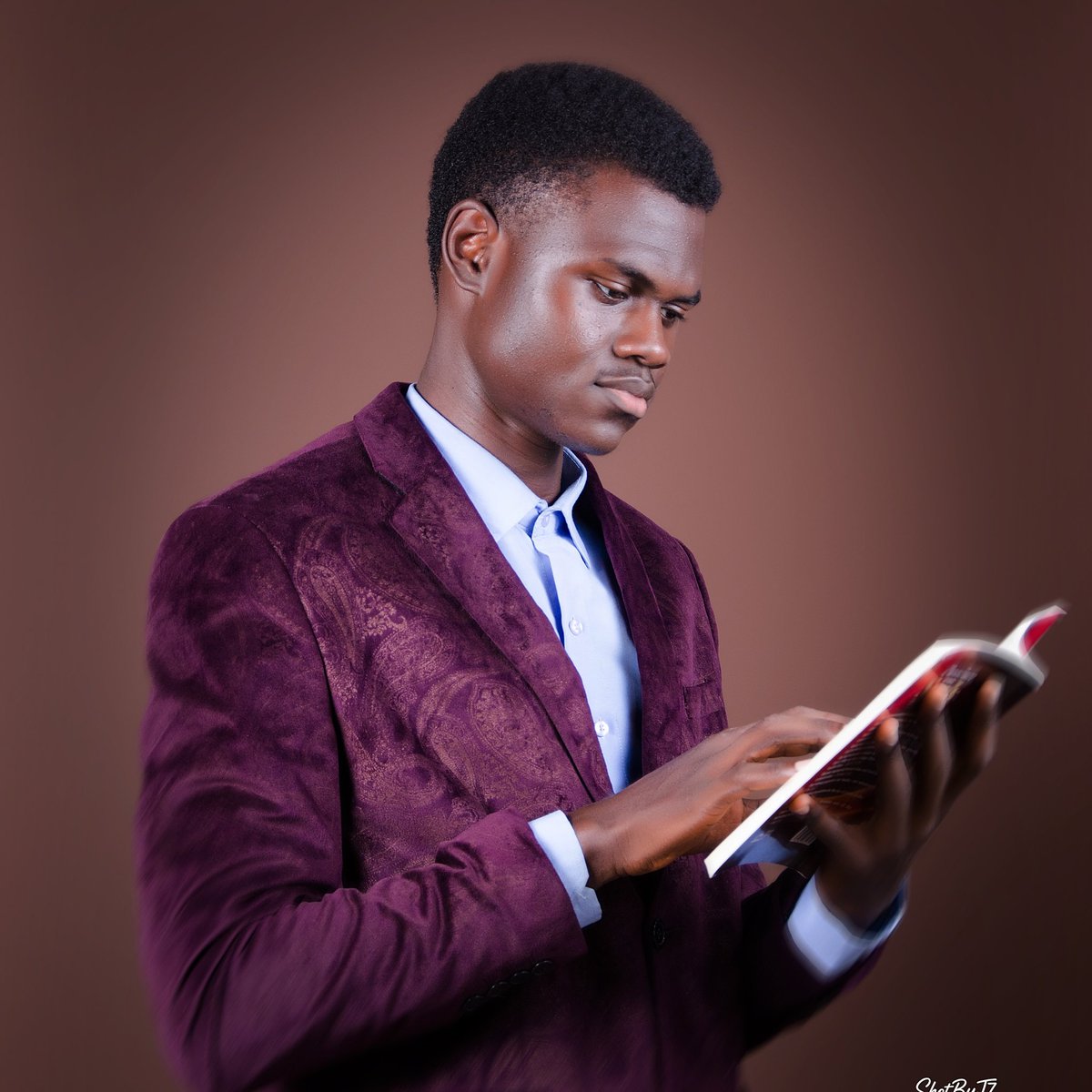 AweToluwaleke's tweet image. The love of fiction is the beginning of creativity 😇. #fiction #creativity_mindset #Bitcoin #ghostwriter